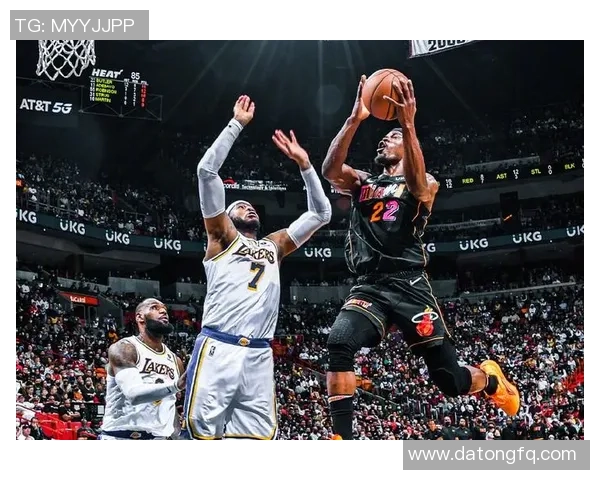 詹韦连扣引爆热火湖人大战赛场激情瞬间回顾 詹韦连扣引爆热火湖人大战赛场激情瞬间回顾