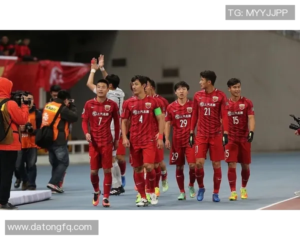 中超激战上港迎战贵州争夺关键三分全力以赴展现球队实力 中超激战上港迎战贵州争夺关键三分全力以赴展现球队实力