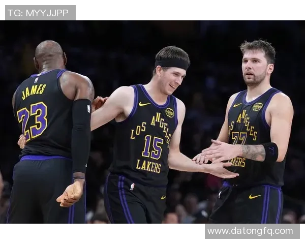 湖人快船激战四节决胜时刻精彩回顾与赛后分析